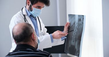 Stire din Sănătate : Tratamentul minim invaziv pentru tasarea vertebrelor