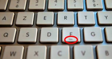 Stire din Tehnologie : Pe tastatură, literele "F" și "J" au două mici denivelări. Știi la ce folosesc?