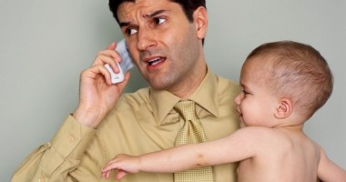 Stire din Social : Tăticii vor să stea patru luni acasă, la scutece