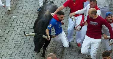 Incidente la Pamplona. Mai multe persoane, rănite în controversata cursă cu tauri