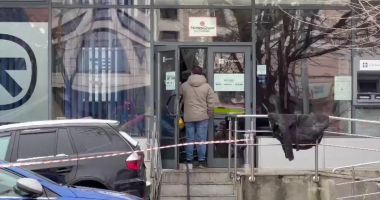 Stire din Eveniment : Tavanul unei bănci s-a prăbușit peste persoanele care se aflau în clădire. Trei oameni au ajuns la spital