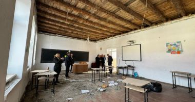 Stire din Eveniment : Unul dintre copiii răniţi de tavanul clasei a rămas internat; ceilalţi trei au plecat acasă