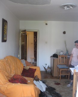 Stire din Social : Le-a căzut tavanul în cap!