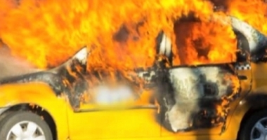 Stire din Eveniment : VIDEO / Un taximetrist și-a dat foc la mașină după ce a luat o amendă