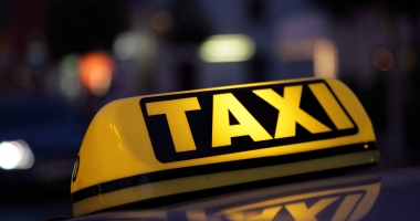 Stire din Eveniment : INUMAN. BĂTUT CU BÂTA DE TAXIMETRIST. A ÎNDRĂZNIT SĂ CEARĂ BON FISCAL