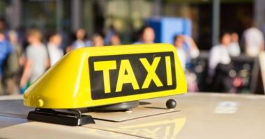 Stire din Eveniment : Imaginile MOMENTULUI. Taximetrist, filmat de un client când joacă la păcănele în timpul cursei