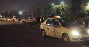 Stire din Eveniment : Bătaie între taximetriști și șoferii Uber. Sunt mai mulți răniți, 12 persoane au fost duse la audieri