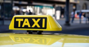 Taxiurile trebuie dotate cu geam securizat și buton de panică