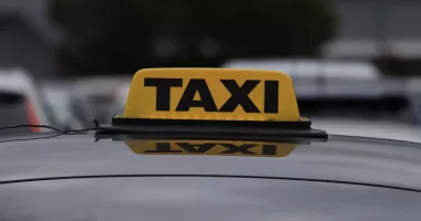 Stire din Eveniment : Taximetrist, acuzat că a furat telefonul unui client și i-a golit conturile bancare împreună cu doi complici