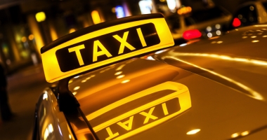 Stire din Eveniment : Taximetrist bătut de un client, în cartierul Tomis Nord. Agresorul a înjurat și polițiștii