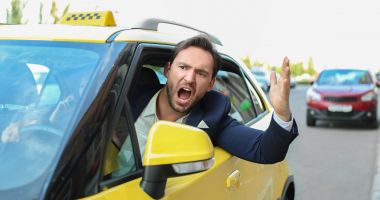 Stire din Social : Taximetrist amendat pentru că a refuzat să ia un client