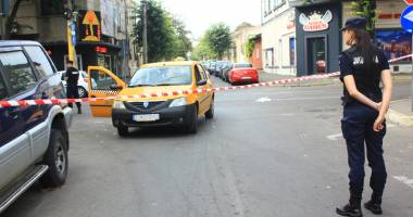 Stire din Eveniment : Imagini de groază. Teroare în centrul Constanței. Taximetrist înjunghiat, atacatorul - mort!