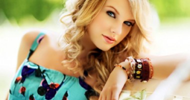 Stire din Monden : Taylor Swift s-a cuplat cu un membru al familiei Kennedy