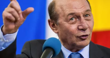Stire din Politică-Administrație : Traian Băsescu propune desfiinţarea celor 42 de judeţe şi trecerea la opt mari regiuni