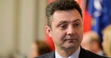 Stire din Eveniment : Noi detalii în scandalul coloanelor oficiale