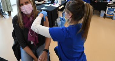 Stire din Social : Constănțenii vaccinați în septembrie își pot ridica tichetele de masă