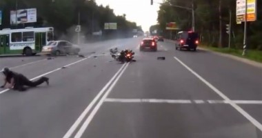 VIDEO. Un ȘOFER a reușit să scape NEVĂTĂMAT dintr-un ACCIDENT RUTIER TERIBIL!