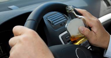 Stire din Eveniment : Te-a prins Poliția cu șprițu-n bot la volan? Ce faci ca să nu îți agravezi situația
