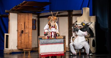 Stire din Cultură-Educație : Povestea ”Caprei cu trei iezi” spusă, pe scenă, de actorii Teatrului „Căluțul de Mare”