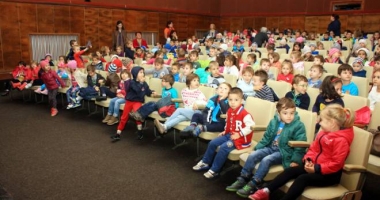 Stire din Cultură-Educație : Invitație la teatru: "Rățușca cea urâtă", la Constanța