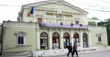 Stire din Cultură-Educație : Se ridică cortina pentru piesele "Menajeria de sticlă" și "Gaițele"