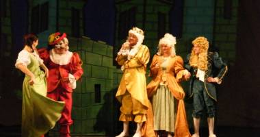 Stire din Cultură-Educație : Teatrul de Păpuși invită prichindeii la "Guliver"
