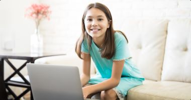 Stire din Cultură-Educație : Teatrul radiofonic, online pentru copii: „Maruşca şi cele 12 luni”