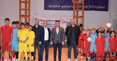 Stire din Social : Micuţii fotbalişti din Techirghiol au primit echipamente din partea CJC şi AJF Constanţa