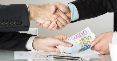Te consolezi, la nesfârșit, cu o leafă mică?