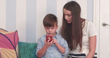 Tehnologiile în mâinile copiilor. Cât timp permitem celor mici să le folosească
