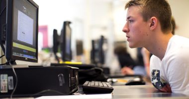 Stire din Cultură-Educație : Elevii, lecții de luni până joi. Teleșcoala continuă la TVR