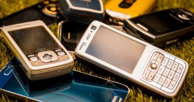 Stire din Social : Românii înlocuiesc echipamentele de comunicaţii electronice o dată la 4 ani sau mai rar (studiu)