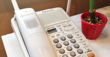 Stire din Economie : Telefonia fixă a pierdut definitiv lupta cu cea mobilă. Mai sunt doar 4 milioane de abonați la "fix"