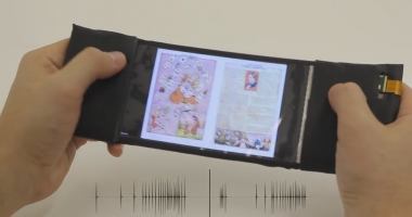 Stire din Tehnologie : VIDEO / Holoflex, primul smartphone holografic flexibil
