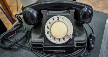 Stire din Actualitate : Ai acasă un telefon cu disc de pe vremea lui Ceaușescu? De necrezut cât a ajuns să coste acum