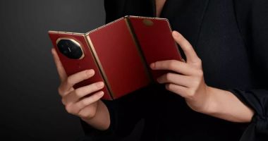 Stire din Tehnologie : Huawei a lansat primul telefon pliabil în trei părți din lume