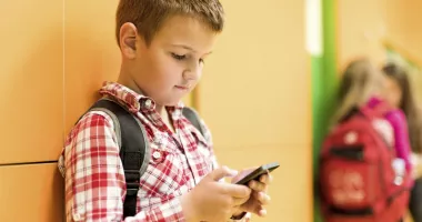 Stire din Actualitate : Copiii români, pe primul loc în lume la folosirea nocivă a reţelelor sociale
