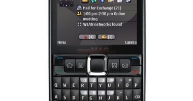 O adolescentă a furat un telefon din curtea unei case