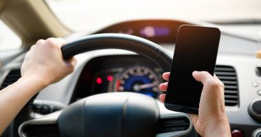 Stire din Eveniment : Sute de șoferi au rămas fără permis, din cauza telefonului mobil!