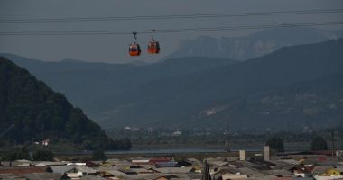 Stire din Eveniment : ORE ÎNTREGI SUSPENDAȚI ÎN TELEGONDOLĂ! Clipe de coșmar pentru 16 oameni