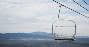 Stire din Actualitate : Un copil a căzut din telescaun, în Poiana Brașov