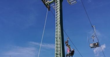 Stire din Eveniment : Turiști blocați în telescaun, din cauza unei defecțiuni a instalației