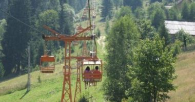 Stire din Eveniment : Alertă 112! Aproximativ 50 de persoane, blocate în telescaunul de la Vatra Dornei