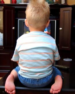 Stire din Sănătate : Televizorul crește riscul de obezitate printre copiii mai mici de 4 ani