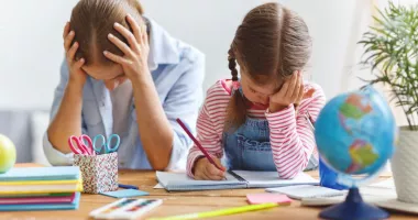 Stire din Actualitate : Aplicațiile care rezolvă temele elevilor pot deveni o capcană. Specialiștii avertizează asupra riscurilor ascunse