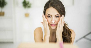 Stire din Sănătate : Lipsa hidratării determină pielea grasă să producă și mai mult sebum