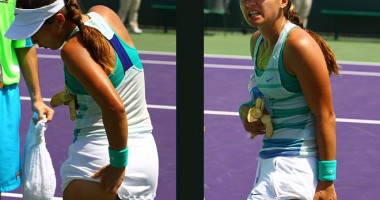 Stire din Diverse : O jucătoare de tenis, înțepată în posterior, de o viespe, în timpul unui meci