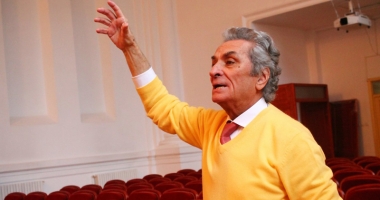 Stire din Cultură-Educație : Tenorul Vasile Moldoveanu conduce un master class de artă vocală la Universitatea "Ovidius"