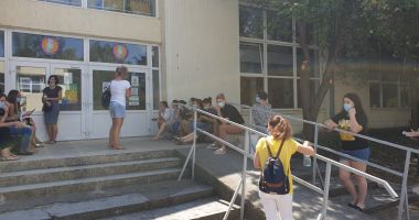 Tensiuni la ședința de repartizare pe posturile pentru titulari. "Nu plecăm de aici până nu ne primim postul cuvenit!" - 2