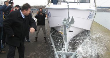 Stire din Economie : "Te numesc «Iulia» și îți urez vânt bun din pupa!"
